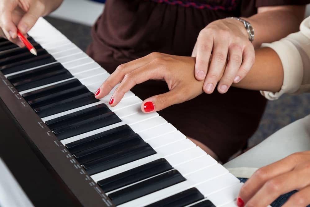 How to play keyboard with both hands for beginners